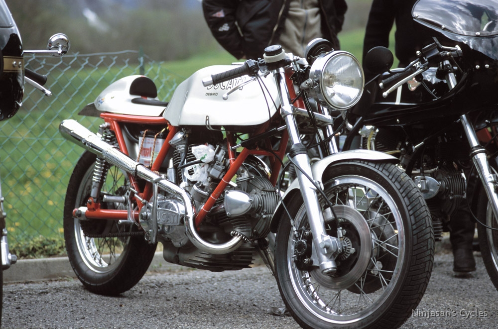 WE_Couples_Coniques_23.jpg - Ducati 750 carter rond