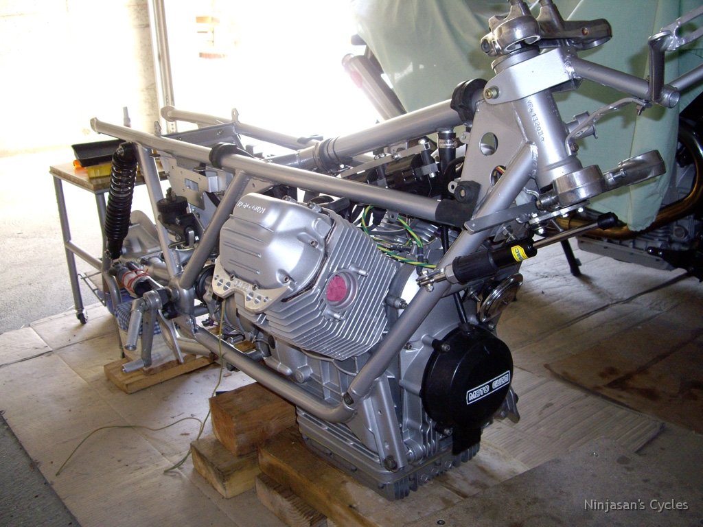 Lemans_09.jpg - Septembre 2007: Moteur dans le cadre.