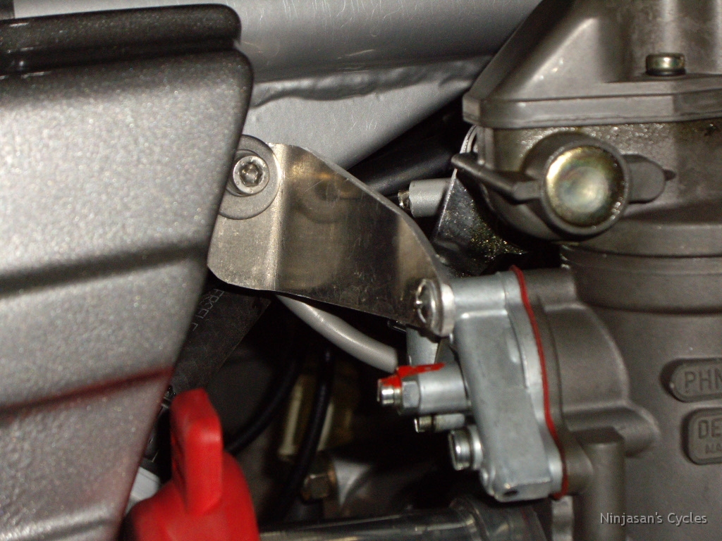 Lemans_73.jpg - pattes de suspension pour les carbus